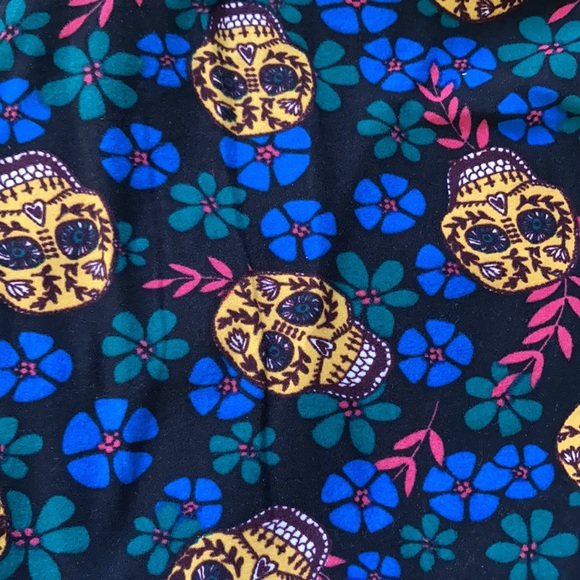 Tall and curvy skull LuLaRoe Leggings - Picture 2 of 4